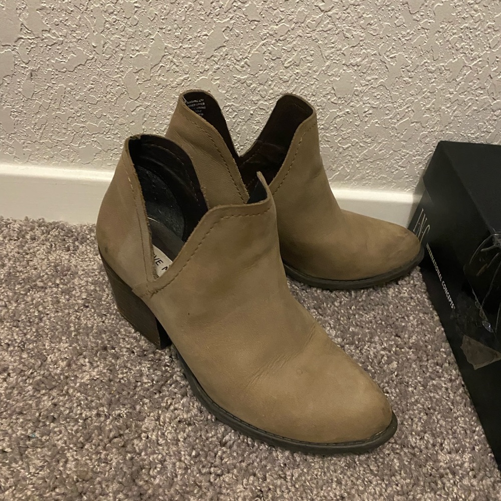 Size 6 Stephen Madden tan booties